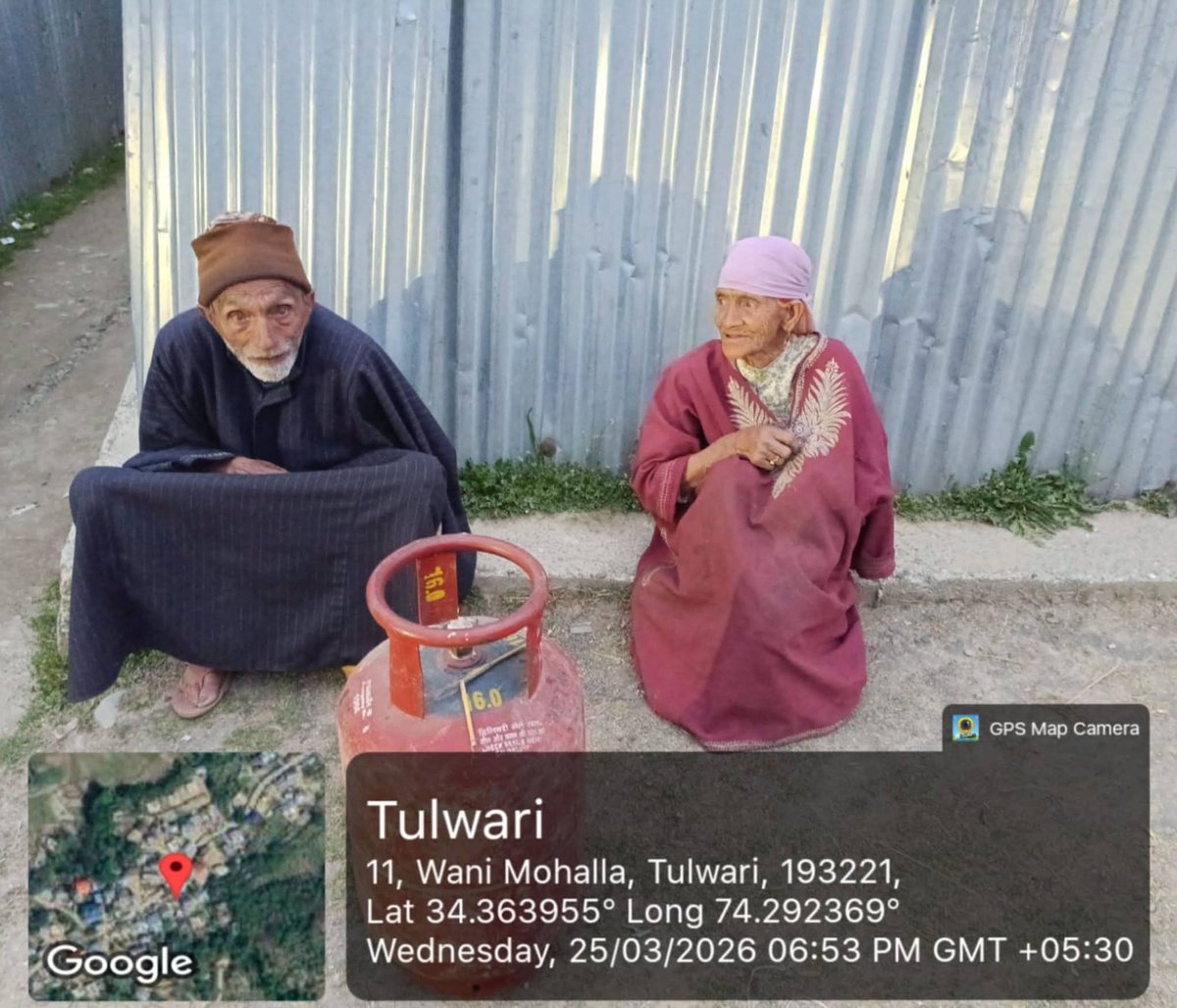 SirJee1986's tweet photo. An elderly husband and wife have been waiting for a #gas #cylinder for several days, but still haven’t received it ! https://t.co/g7PGsI7Jzn
