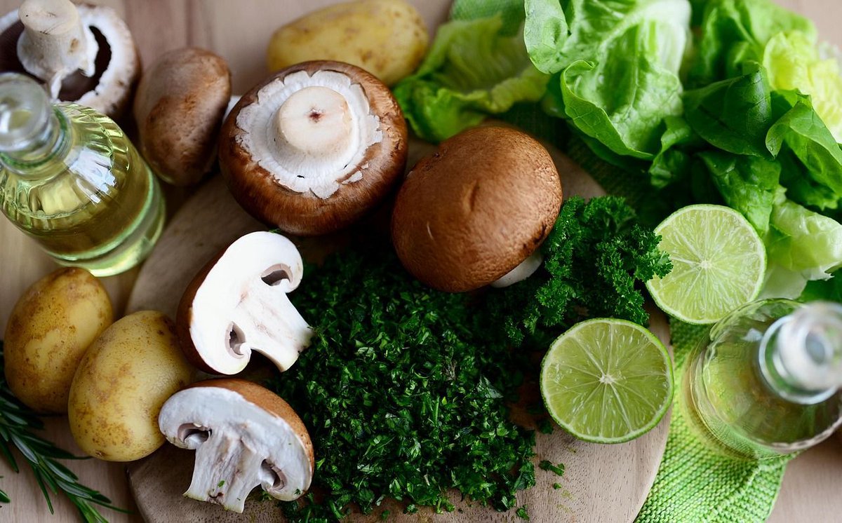 lylvegan's tweet photo. Whether you’re new to sustainable living or seeking fresh strategies to cut down on waste, we have you covered! Read more: https://t.co/rim3Q1yJ8r #composting #ecofriendlycooking #foodstoragetips #foodwastereduction #leftoverrecipes #mealplanning #sustainableliving #zerowaste https://t.co/CLXZuefOGY