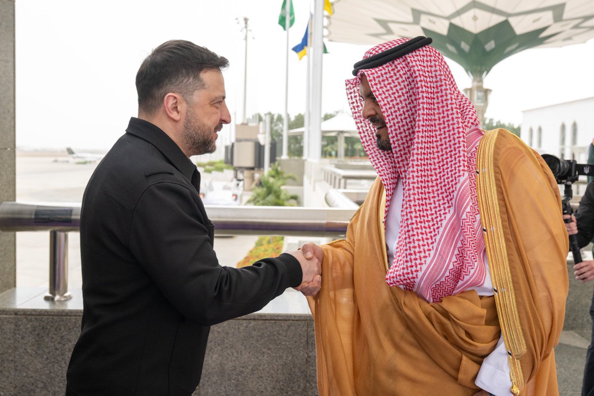 ksaembassyua's tweet photo. وصل إلى جدة اليوم
فخامة الرئيس فولوديمير زيلينسكي رئيس جمهورية أوكرانيا
..كان في استقباله بمطار الملك عبدالعزيز
نائب أمير منطقة مكة صاحب السمو الملكي الأمير سعود بن مشعل بن عبدالعزيز وسعادة سفير خادم الحرمين الشريفين لدى أوكرانيا محمد بن عبدالعزيز البركه https://t.co/P2IKJmlc7E