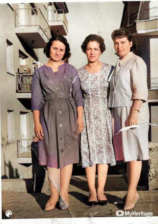 1961 Ank Maltepe en solda annem  köyden çıkmış kardeşime hamile ,ortada büyük amcamızın eşi, lise mezunu Ankarada kendi çalışmış eşi veteriner fakültesinde okumuş,sağdaki yengemiz Uzunköprüden amcamla evlenerek ailemize katılmış.hepsi memur eşi ve dikislerini kendi dikiyor.