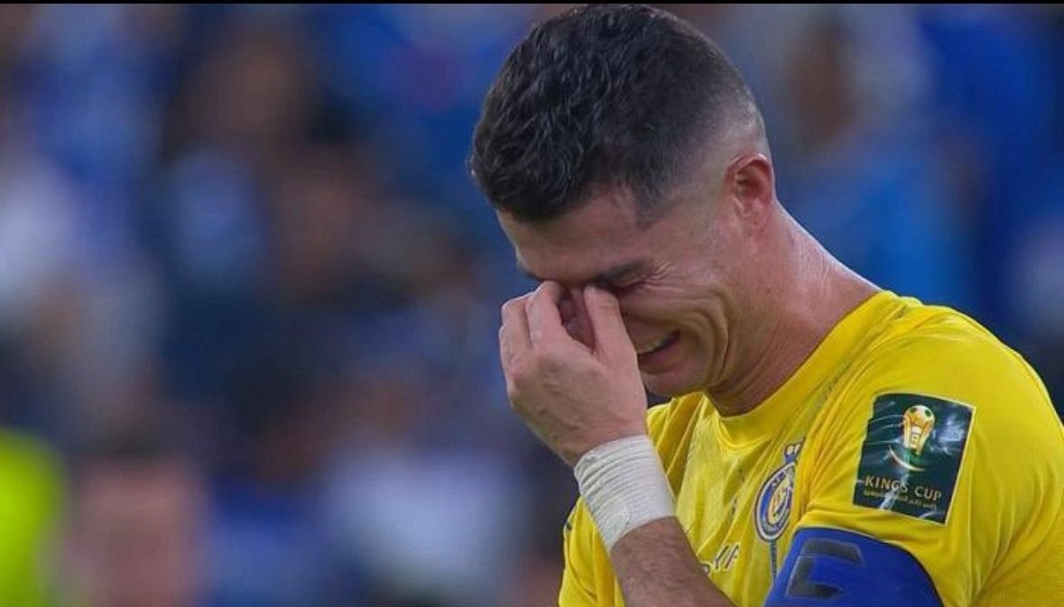 🚨🚨🚨🚨
من اهم مميزات كريستيانو رونالدو " قائد المشروع الرياضي" كما يحب يطلق عليه بعض البلهاء :
1- يفاوض اي لاعب بكيفه ،حتى وهو ملزم بعقد ... دون حسيب او رقيب ..
2- يشيل اي لاعب من النصر يرفض ينصاع له .... والفاتورة تندفع من " البزبوز " .
3- ممنوع بنزيما يروح للهلال .. ممنوع