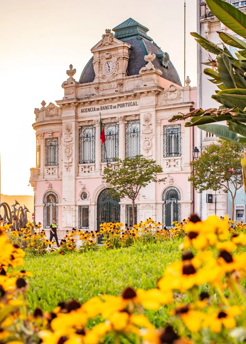 alentejo_1970's tweet image. #Coimbra, detentora de uma localização magnífica à beira do Mondego, é uma cidade profundamente fascinante, com uma história gloriosa, monumentos fantásticos e marcos históricos. O Fado de Coimbra surgiu entre grupos de estudantes que levavam consigo as suas guitarras portuguesas