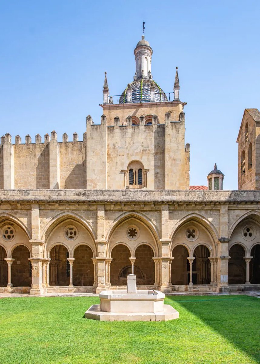 alentejo_1970's tweet image. #Coimbra, detentora de uma localização magnífica à beira do Mondego, é uma cidade profundamente fascinante, com uma história gloriosa, monumentos fantásticos e marcos históricos. O Fado de Coimbra surgiu entre grupos de estudantes que levavam consigo as suas guitarras portuguesas