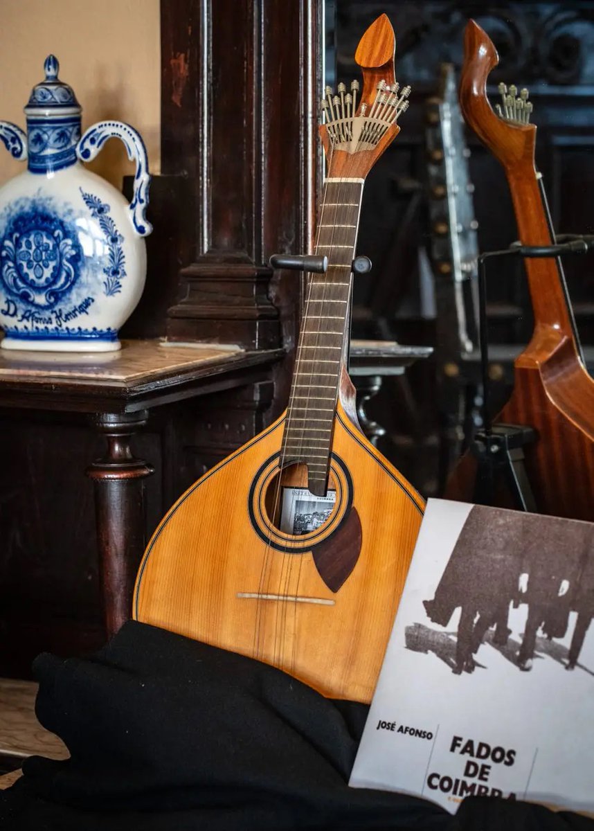 alentejo_1970's tweet image. #Coimbra, detentora de uma localização magnífica à beira do Mondego, é uma cidade profundamente fascinante, com uma história gloriosa, monumentos fantásticos e marcos históricos. O Fado de Coimbra surgiu entre grupos de estudantes que levavam consigo as suas guitarras portuguesas