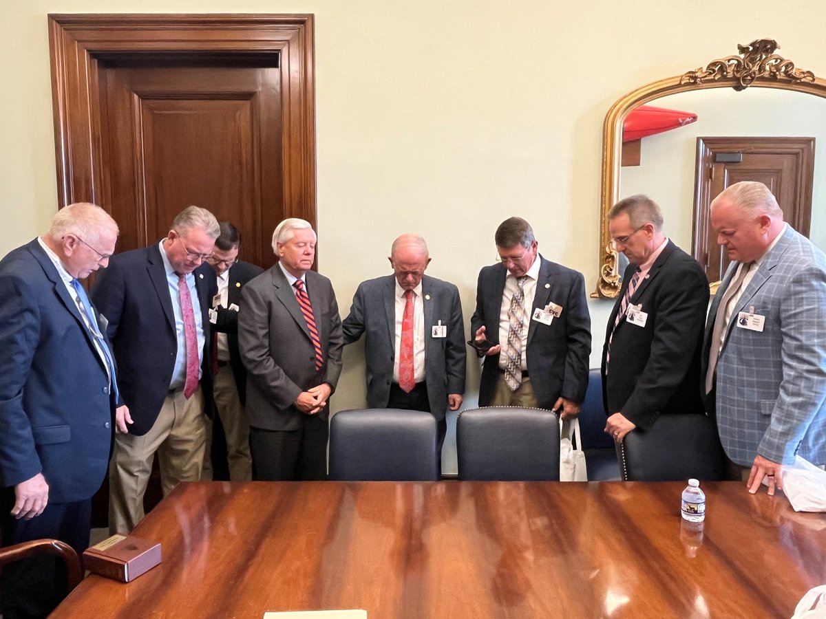 Lindsey Graham tweet media