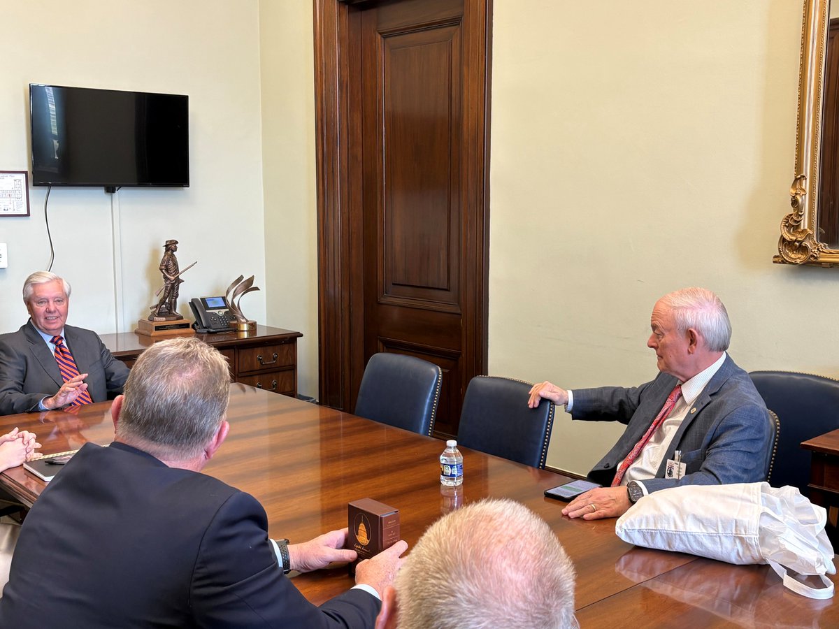 Lindsey Graham tweet media