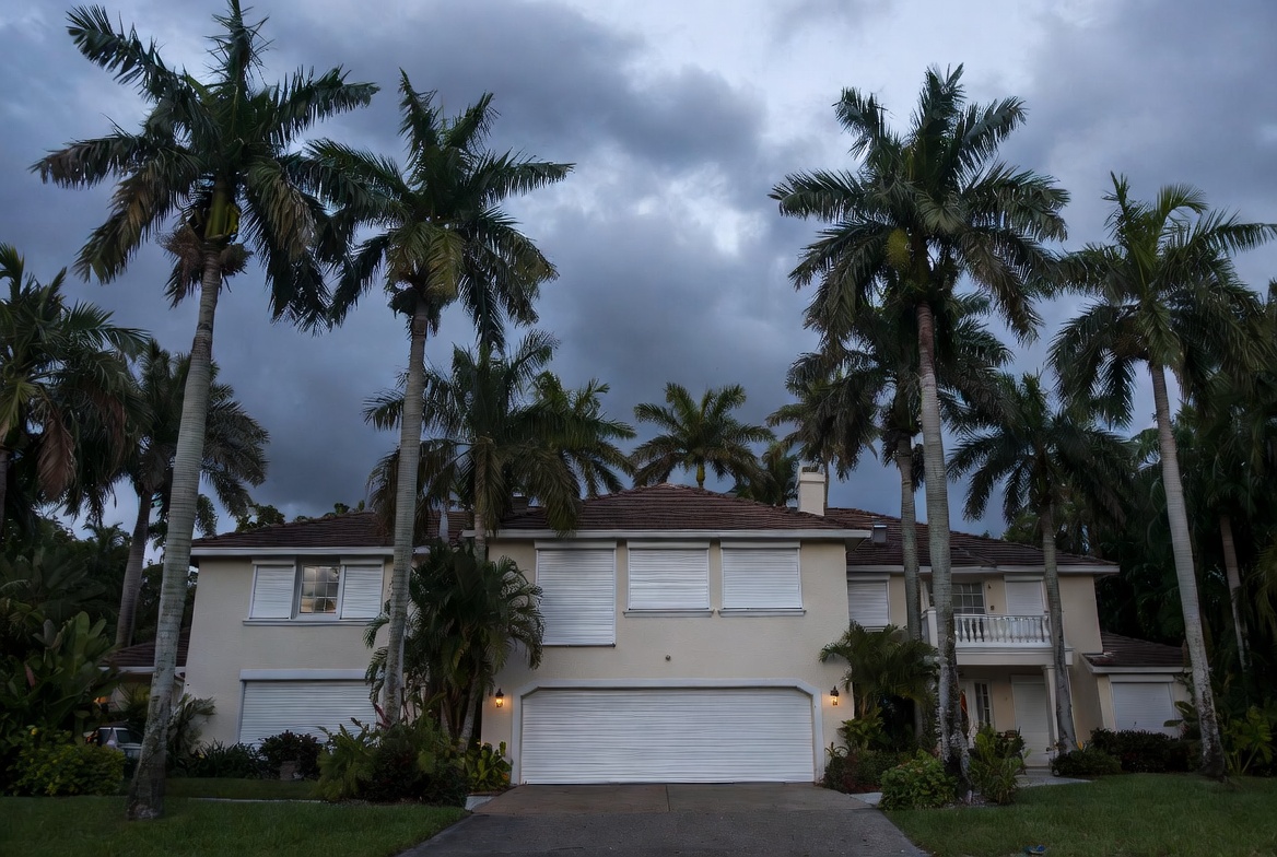 PuroCleanFLL's tweet photo. Hurricane season is approaching in Fort Lauderdale.

Most damage we see isn’t from the storm itself—it’s from delayed response after.

Learn how to protect your home, understand flood risk, and act fast:

https://t.co/Wp33wbNQWO

#FortLauderdale #HurricanePrep #WaterDamage https://t.co/d1vg6GlMF8