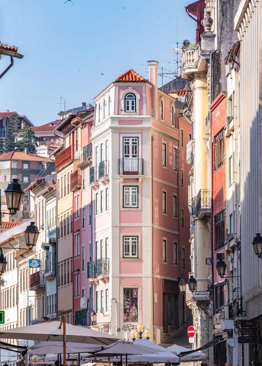 alentejo_1970's tweet image. As ruas estreitas de #Coimbra cheias de história, monumentos e tradições académicas. 🇵🇹