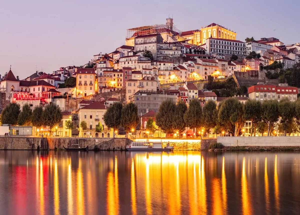 alentejo_1970's tweet image. As ruas estreitas de #Coimbra cheias de história, monumentos e tradições académicas. 🇵🇹