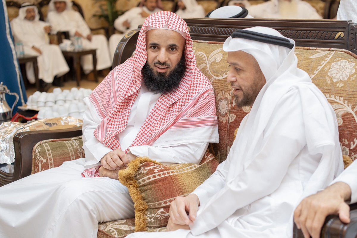 alismail_family's tweet photo. | حفل معايدة عيد الفطر المبارك ١٤٤٧هـ | 

في كل عيد نلتقي لنكتب فصلاً جديدًا من المحبة، وتحتضننا لحظات القرب، فيغدو اجتماع الأسرة في عيد الفطر المبارك لوحةً مضيئةً بالتواصل، تنبض دفئًا وتفيض تراحمًا https://t.co/IeGHglAkaM