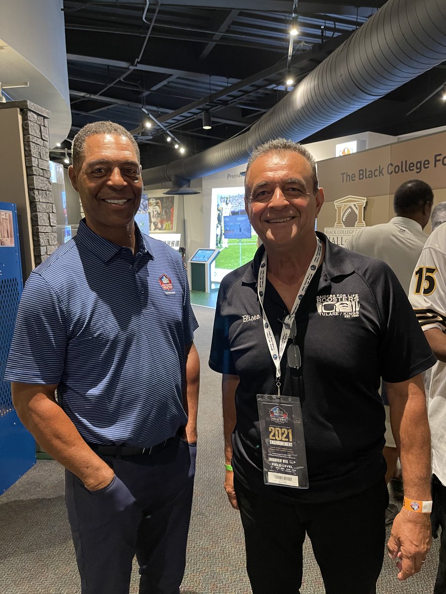 I want to wish Marcus Allen a very Happy Birthday today, unfortunately he is not a friend BUT I am grateful to have met him at Coach Tom Flores's Hall Of Fame induction after party. Happy Birthday Marcus!! 🩶🖤❤️🙏🏼