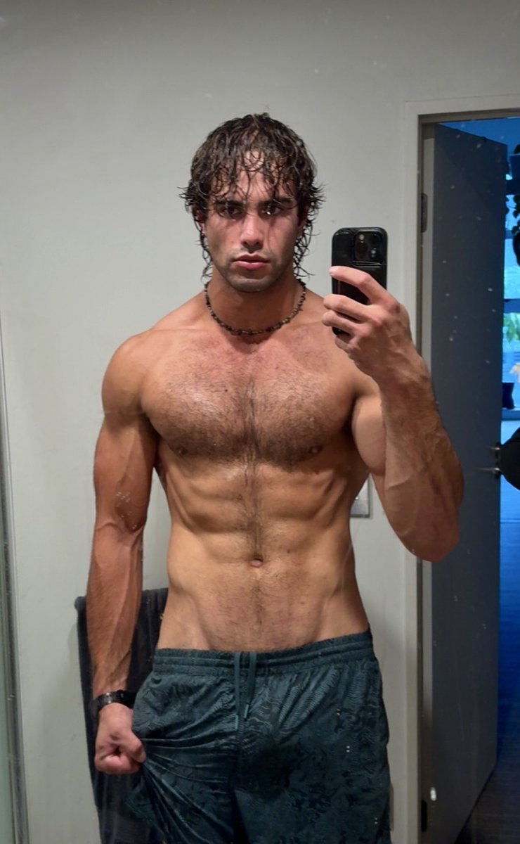 KaiMoana69's tweet photo. First time having my curly hair wet and it looks so much better than straight hair when it’s wet 😝🥹 https://t.co/1O9jX9b69X