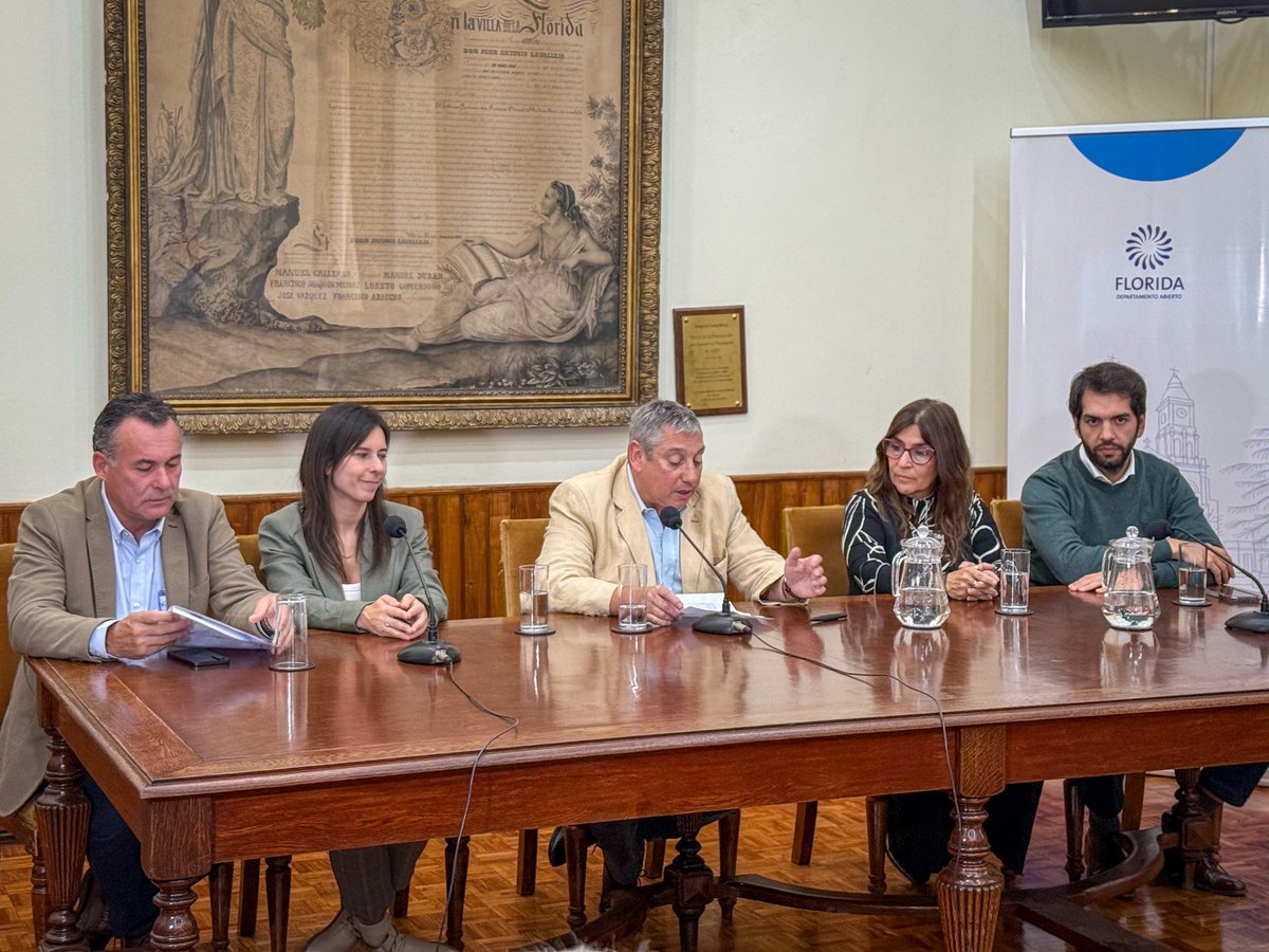 FloridaIDF's tweet photo. En ceremonia encabezada por el Intendente, @PajaroEnciso y la Rectora, Valeria Larnaudie, se firmó convenio marco con la UTEC, que permitirá incorporar carreras terciarias y cursos de formación continua en el departamento de Florida. https://t.co/6ucHa49s2H