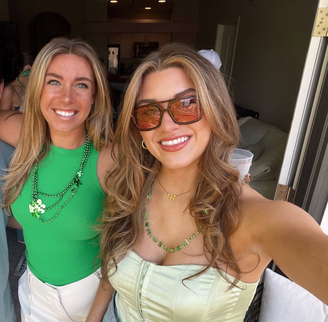 mother daughter tweet media