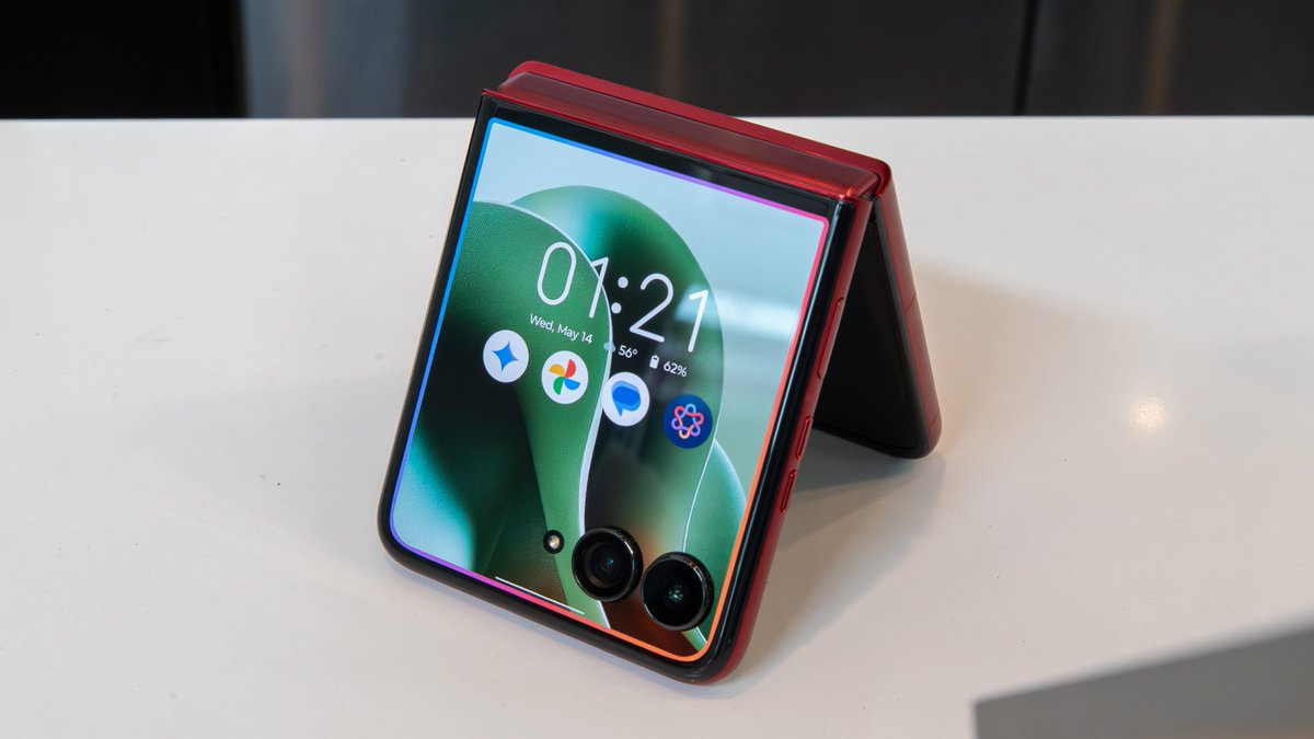 androidcentral's tweet image. It's about that time. Moto Razr Ultra 2026 rumors are running wild with these alleged images depicting its design #Motorola

Full story in the comments