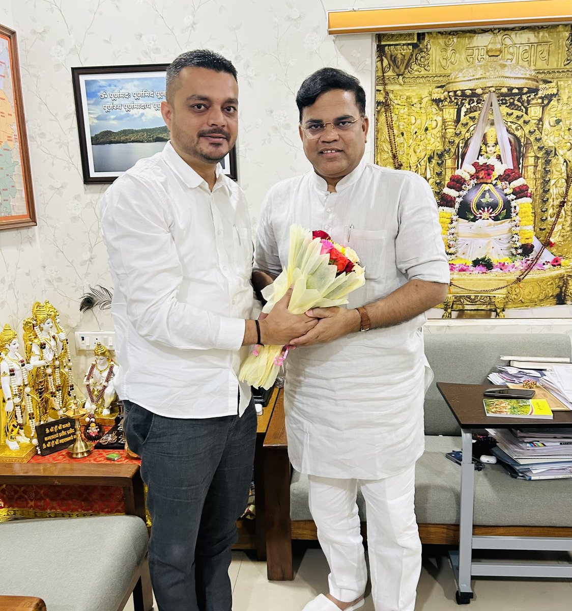 ikaushaldave's tweet photo. ।। जिवेत शरदः शतम् ।।

कार्यकर्ताओ के मार्गदर्शक गुजरात प्रदेश भाजपा के कुशल संगठन महामंत्री श्री रत्नाकर जी को जन्मदिवस की अनंत शुभकामनाएं।माँ भारती की सेवा में संलग्न रहने के ईश्वर आपको असीम ऊर्जा प्रदान करे।आप सदैव स्वस्थ और प्रसन्न रहें, यहीं मंगल कामना।

@ratnakar273 https://t.co/grkEbpyBHL