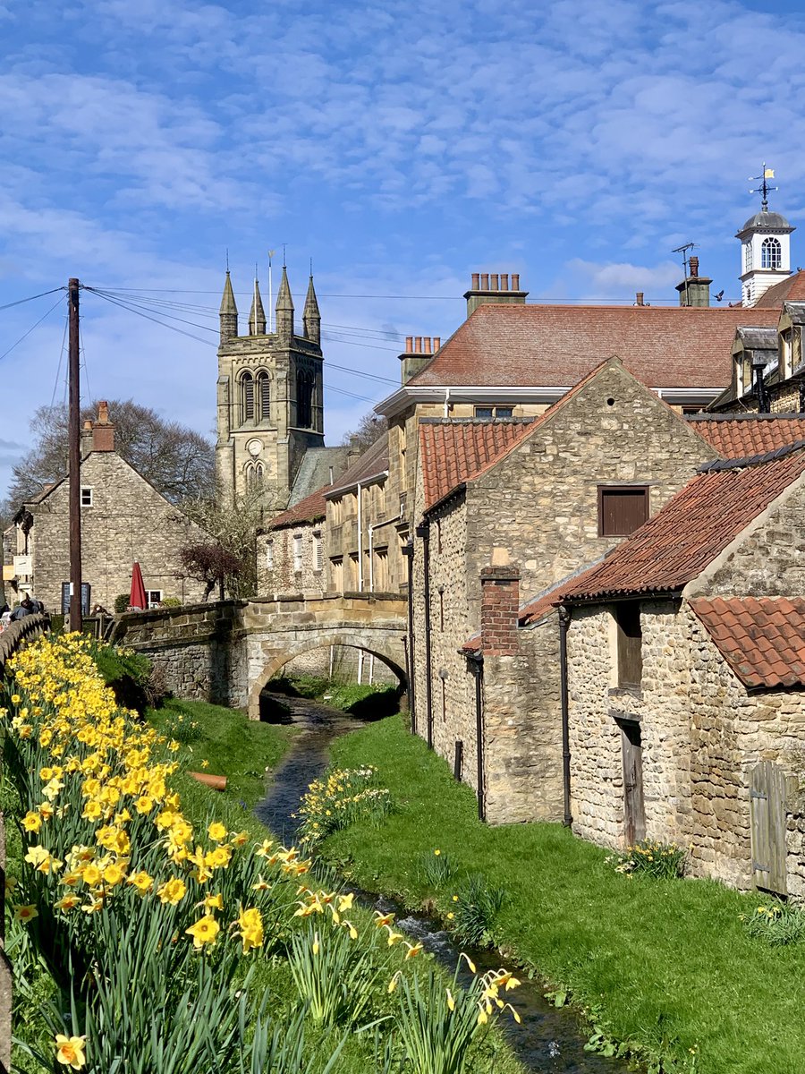 handedon's tweet photo. Helmsley in North Yorkshire, its painted parish church and the adjacent Duncombe Park estate, seat of the Duncombe family since the late 17th century. https://t.co/sv1YnMU1UQ