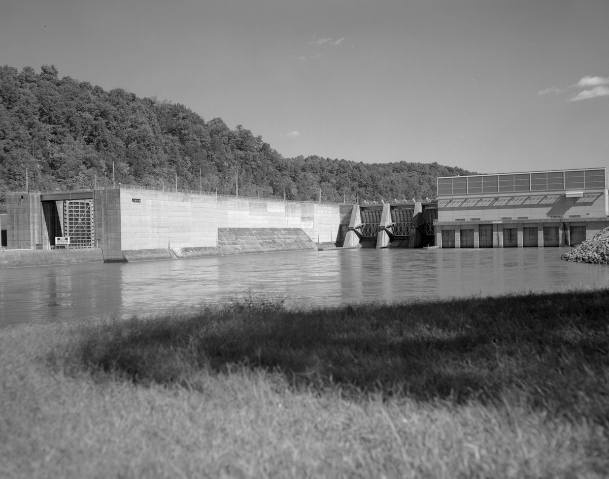 TVAnews's tweet photo. It's the best of both worlds! 🎤🙌
Melton Hill Dam, constructed between 1960 and 1963, serves as a reminder on how our dams support both navigation and recreation. Melton Hill, located in East Tennessee, is the only tributary dam with a navigation lock. The reservoir offers nearly 193 miles of shoreline and more than 5,400 acres of water surface, making it a perfect destination for recreation. #TBT
