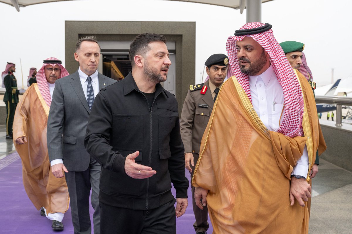 الرئيس الأوكراني فولوديمير زيلينسكي يصل السعودية في زيارة غير معلنة.. توقعات بتوقيع اتفاقية أمنية حول التقنيات غير المأهولة