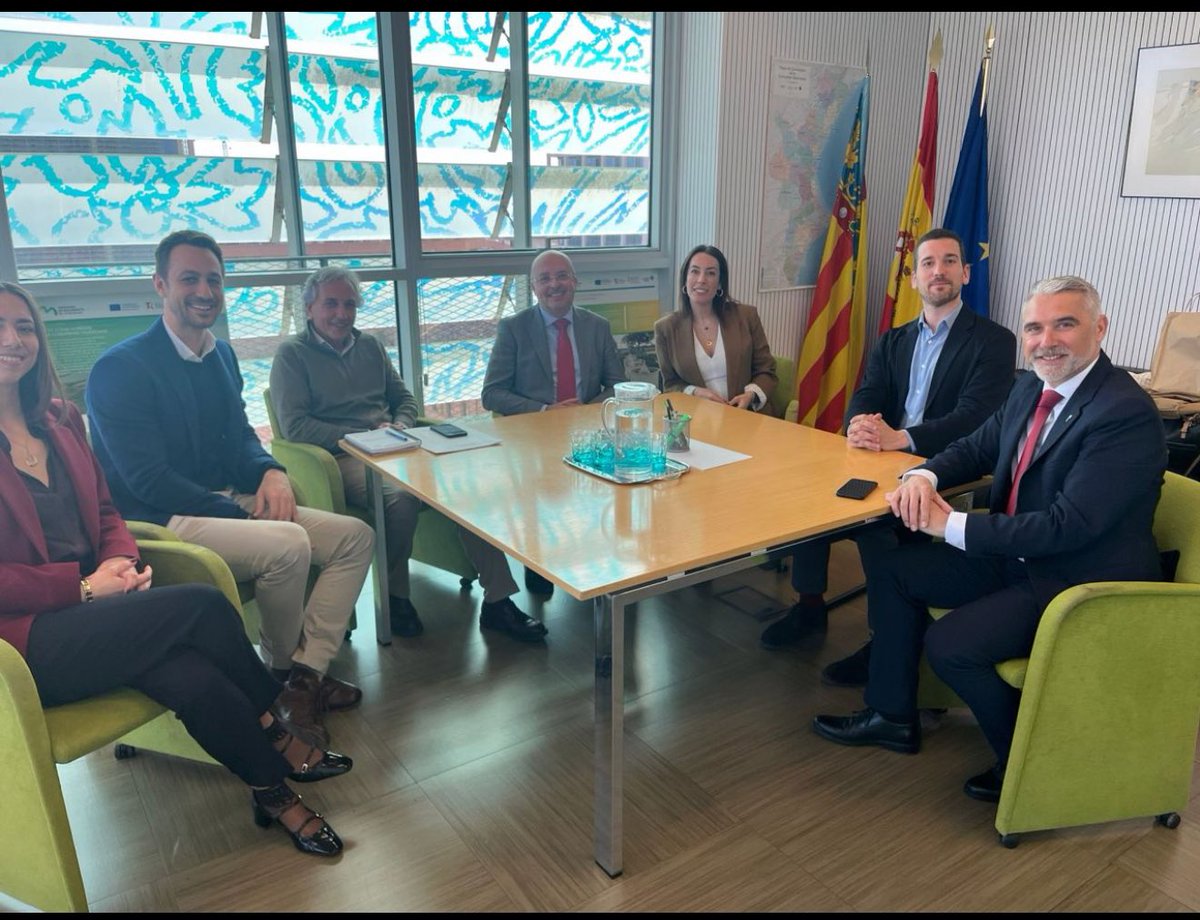 CarrascosaCris_'s tweet photo. 🧱 Juntos por la reconstrucción de Valencia.

En momentos de dificultad, la verdadera fuerza de una sociedad se mide por su capacidad de unión y respuesta. En @ATH21legal, nos sentimos profundamente orgullosos de haber desempeñado un papel clave en la materialización de una alianza que lleva esperanza y recursos a quienes más la necesitan.

Acompañar a @Airbnb en su donación de 500.000 euros a la Asociación Valenciana de Fundaciones ha sido mucho más que un asesoramiento. Para nosotros, ha supuesto ser el eje vertebrador para que este apoyo llegue de forma ágil y segura a los autónomos, pequeños comerciantes y pymes afectados por la DANA. 

Después de haber formado parte de Adopta un Colegio, iniciativa que junto a @_daniVLC_ y @Startup_VLC llevamos acabo el año pasado, para recuperar la vida de los más pequeños afectados por la DANA, ahora volvemos a demostrar que somos más que una firma legal, que las empresas como Airbnb pueden tener un papel clave en la reconstrucción social, y que la colaboración es esencial para acelerar el proceso de duelo, y renacer. 

El plan, se presentó esta semana ante el Comisionado para la Recuperación de la Generalitat Valenciana, Raúl Mérida, y se centrará en hacer llegar el dinero directamente al tejido industrial (PYMES y autónomos) de la zona afectada. 

Gracias por la confianza, y sobre todo, gracias por no dejarnos solos.