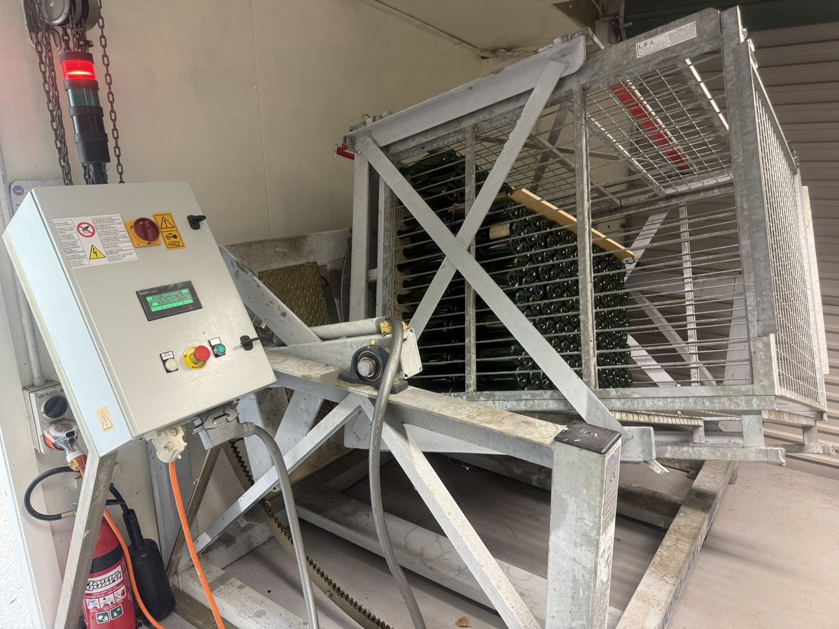 Trevor_FJ's tweet photo. Another batch of the new 375 cL champagne bottles of Kingston Black cider being riddled and disgorged We use a single cage Italian Roto-Jolly shipped to us 20+ years ago. It’s given excellent service
#rotojolly #cider #methodtraditional #riddling #disgorging #gyropalette https://t.co/nkNFSwX9Z4