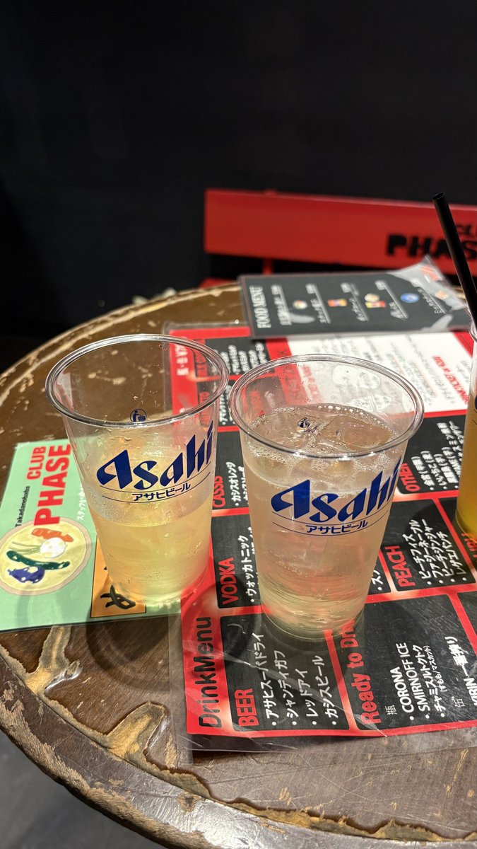 better5half's tweet photo. 4人の音楽がもちろん大好きだけど
助け合いのライブも久々ショウさんのドラムも観れて楽しかった🙂‍↕️
ソウタさんの言葉もとても好き
先着5000円お酒ありがとう〜〜 > ·̫ <🥂✨️ https://t.co/20osP4xyNQ