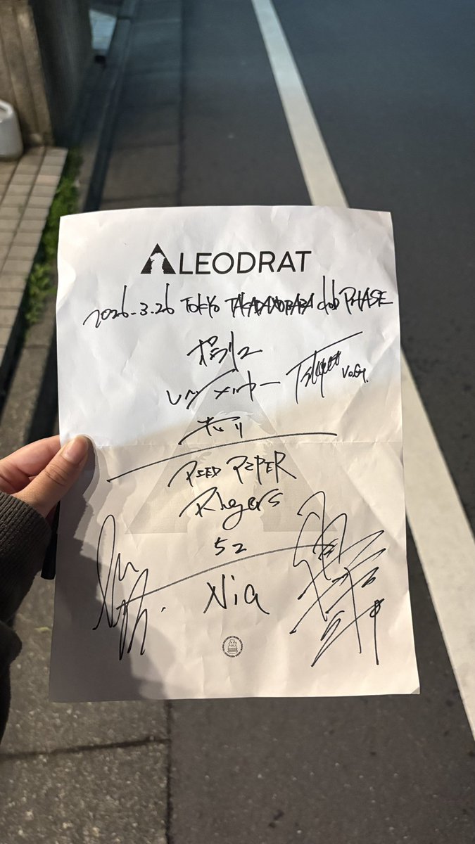 better5half's tweet photo. 4人の音楽がもちろん大好きだけど
助け合いのライブも久々ショウさんのドラムも観れて楽しかった🙂‍↕️
ソウタさんの言葉もとても好き
先着5000円お酒ありがとう〜〜 > ·̫ <🥂✨️ https://t.co/20osP4xyNQ