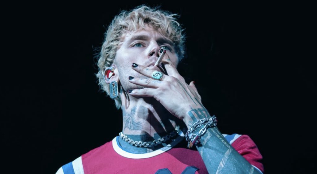 mgkbroficial's tweet image. 10 motivos para gostar de Machine Gun Kelly (até se você ainda critica sem ouvir) — a thread✨

#XX #EST4life #RockInRio