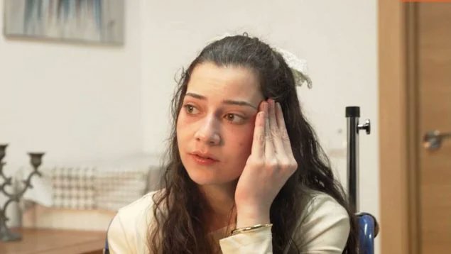 Duerme, que ahí afuera
solo hay monstruos, solo hay gente
que te compra y que te vende,
que te odia y que te miente,
que te roba, que te mata,
que te viola y que no siente nada
Duérmete, que ya se ha ido el sol
que tenía que hacer, dijo, y se marchó
y prometió volver al amanecer.