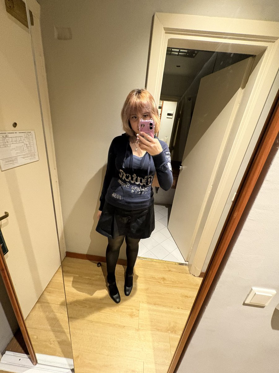 nocalweed's tweet image. My fit would be way cuter if i actually fucking stuck to my plan to starve and i was skinnier. #fml