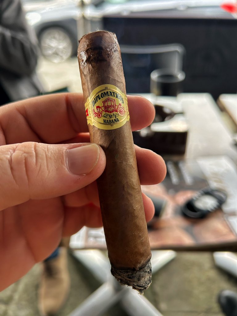 London Cigar Smoker tweet media