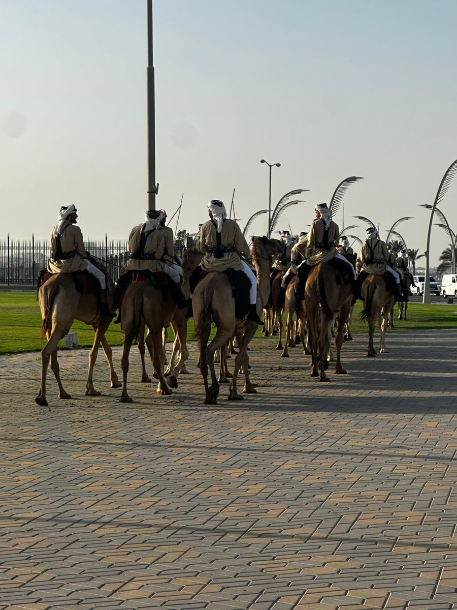 Nuestro <a href="/MANUMARTINEZAD/">Manu Martínez</a> se ha hecho buen amigo de los camellos en Doha 🐪😄 

Este domingo vamos a ver un cambio de guardia muy curioso a lomos de este animal🙃

¡No os lo perdáis en <a href="/canalsur/">CanalSur</a> a partir de las 21:35 horas!⏰

<a href="/MedinaMediaTV/">Medina Media</a> #andalucesporelmundo