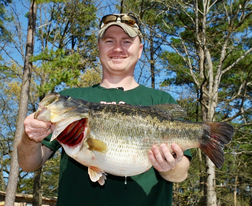 BassFishinFacts's tweet photo. #FACT On this day in 2010, Carl Clark landed a 15.13-pound largemouth from Lake O’ the Pines. He caught the fish on a red Rat-L-Trap in about 5 feet of water, and it measured 25.25 inches long with a 22-inch girth.

📸 via TPWD https://t.co/FP7t0YNEbq