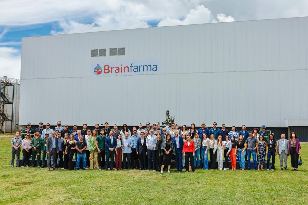 LulaOficial's tweet photo. Nossa indústria farmacêutica cada vez mais forte! 

A Brainfarma, que visitamos hoje em Anápolis (GO), vai começar a produzir a escopolamina, o Insumo Farmacêutico Ativo (IFA) do Buscopan. Com isso, o Brasil vai ser o primeiro país da América Latina a produzir este IFA, e após 2026, a Brainfarma será a maior produtora do mundo da escopolamina. O Brasil vai deixar de ser apenas importador e agora vai exportar o medicamento.

Quando a gente tem empresários que acreditam nas políticas públicas que o governo anuncia, vemos resultados como este. Com o Complexo Econômico-Industrial da Saúde, da Nova Indústria Brasil, o Governo do Brasil trabalha para que 70% de todos os insumos em saúde usados no Brasil sejam fabricados aqui no país até 2033.

📸 @ricardostuckert