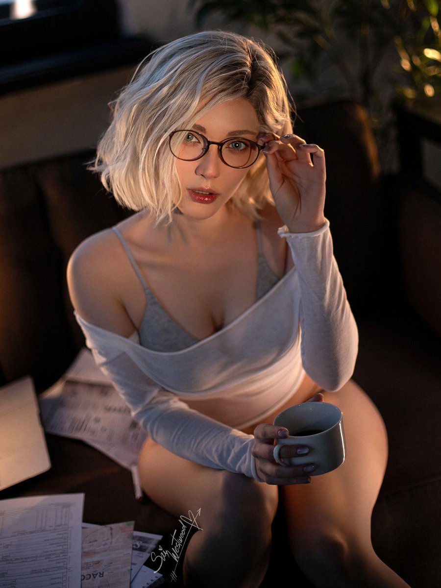 Grace Ashcroft with her neverending pile of investigation reports 🙂‍↕️
Anybody remember this ending in Resident Evil Requiem?