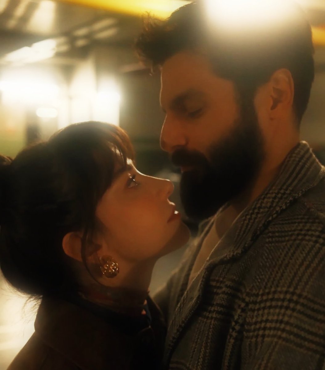 A chi nota i dettagli ❣️ 
(A te, <a href="/MariaCanzanella/">𝓜𝓪𝓻𝔂 🌸 Ö𝓩𝓢𝓔𝓡 📌 Ö𝔃𝓰𝓮 & 𝓢𝓮𝓻𝓴𝓪𝓷 🌸</a>... tu sai 😘)

#SerkanÇayoğlu #ÖzgeGürel #ÖzSer