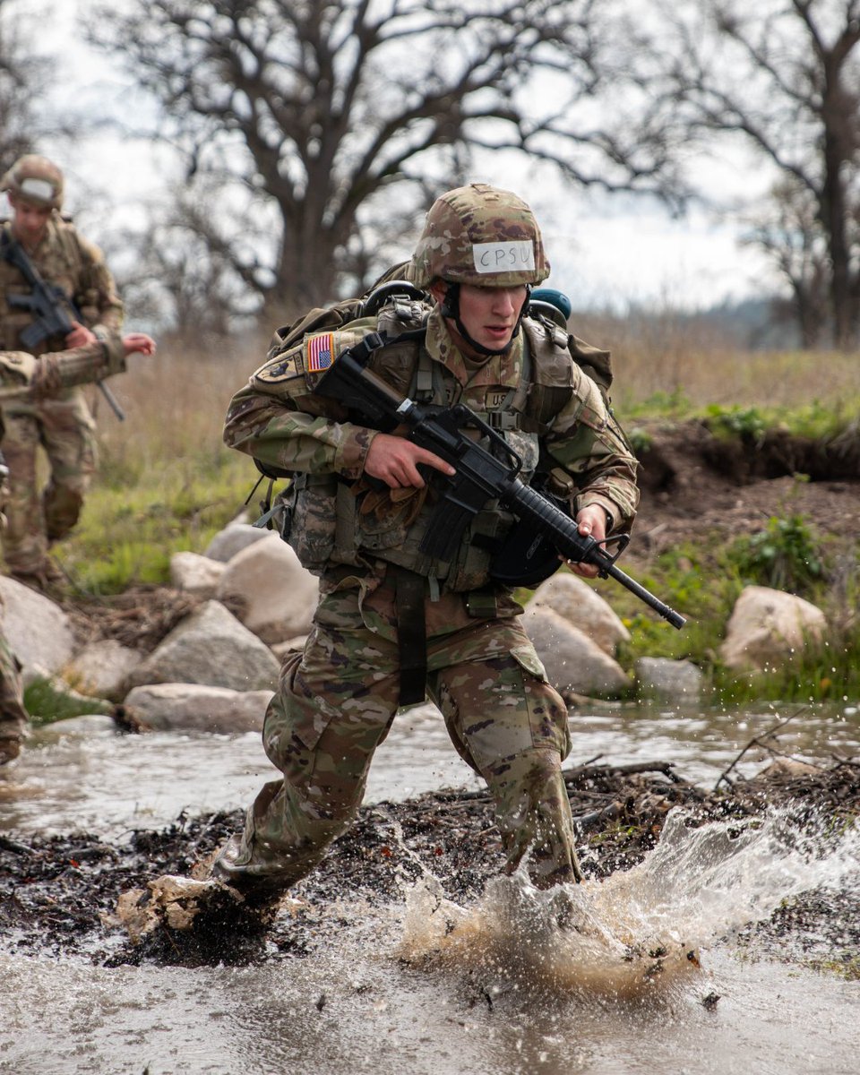 8BDEArmyROTC's tweet image. #CadetsOfTheWest aren't afraid to get a little mud on their boots 💪 

#Throwback to the 8th Brigade Ranger Challenge competition a month ago! Find the full album on our Flickr 🔗 in our bio.

#ArmyROTC | #RoadToSandhurst | #RangerChallenge