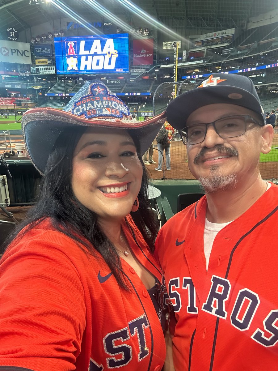 Nmrqz's tweet photo. Opening Day! ⚾️🧡#chasethefight @astros https://t.co/cnqVLLHQ3z