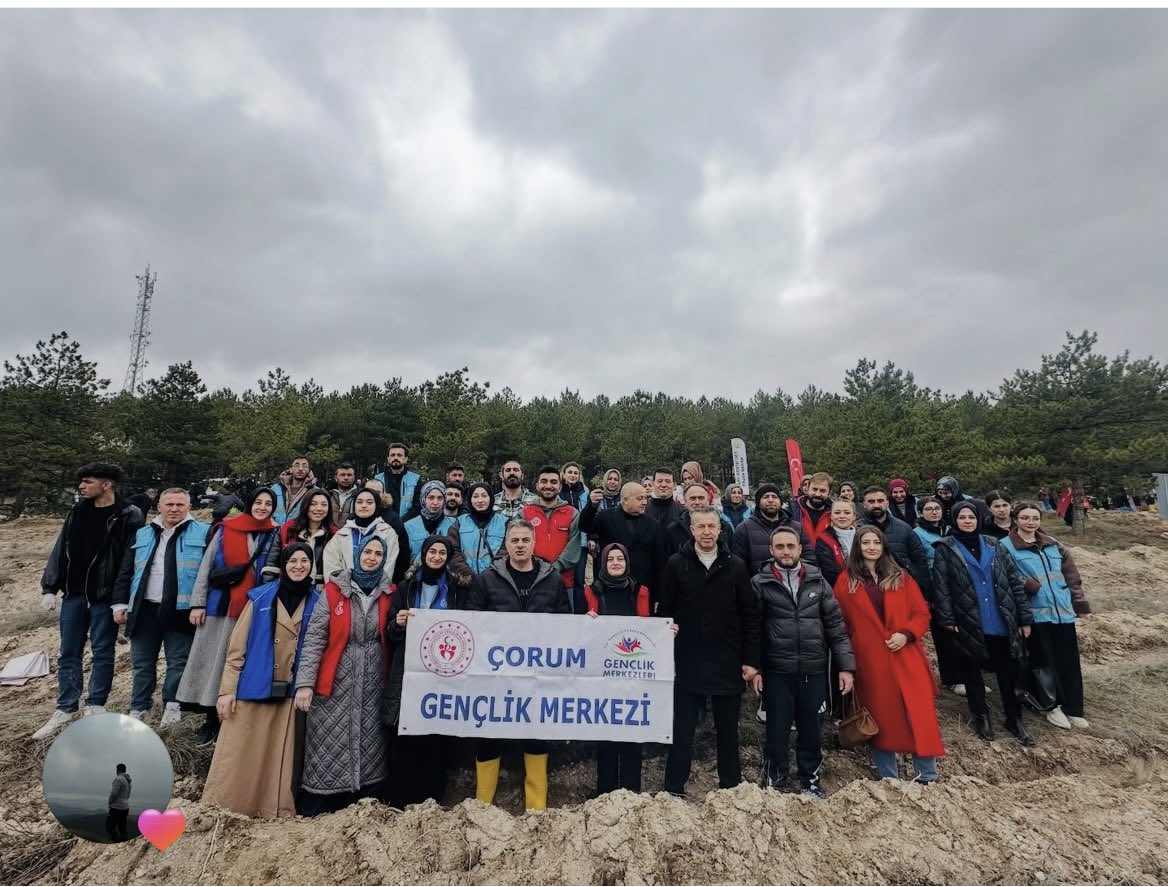 CorumGM's tweet photo. 📌🌲 21 Mart Dünya Ormancılık Günü – Yeşil Vatan İçin Hep Birlikte! 🌿

21 Mart Dünya Ormancılık Günü ve Orman Haftası dolayısıyla düzenlenen  etkinlikte, gençlerimiz ve sivil toplum kuruluşlarımızla birlikte geleceğe nefes olacak 2.000 sedir fidanını toprakla buluşturdu. 🌳 https://t.co/COMgKMYkxm