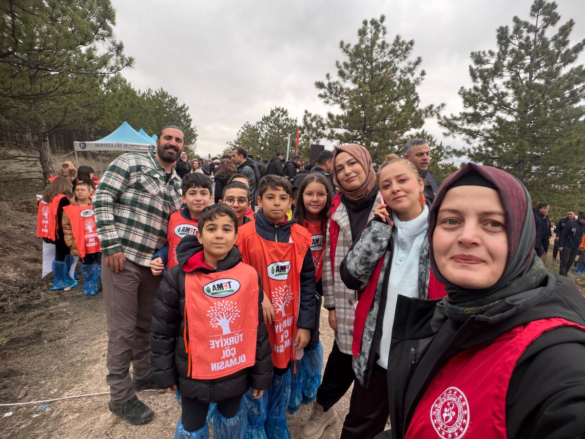 CorumGM's tweet photo. 📌🌲 21 Mart Dünya Ormancılık Günü – Yeşil Vatan İçin Hep Birlikte! 🌿

21 Mart Dünya Ormancılık Günü ve Orman Haftası dolayısıyla düzenlenen  etkinlikte, gençlerimiz ve sivil toplum kuruluşlarımızla birlikte geleceğe nefes olacak 2.000 sedir fidanını toprakla buluşturdu. 🌳 https://t.co/COMgKMYkxm