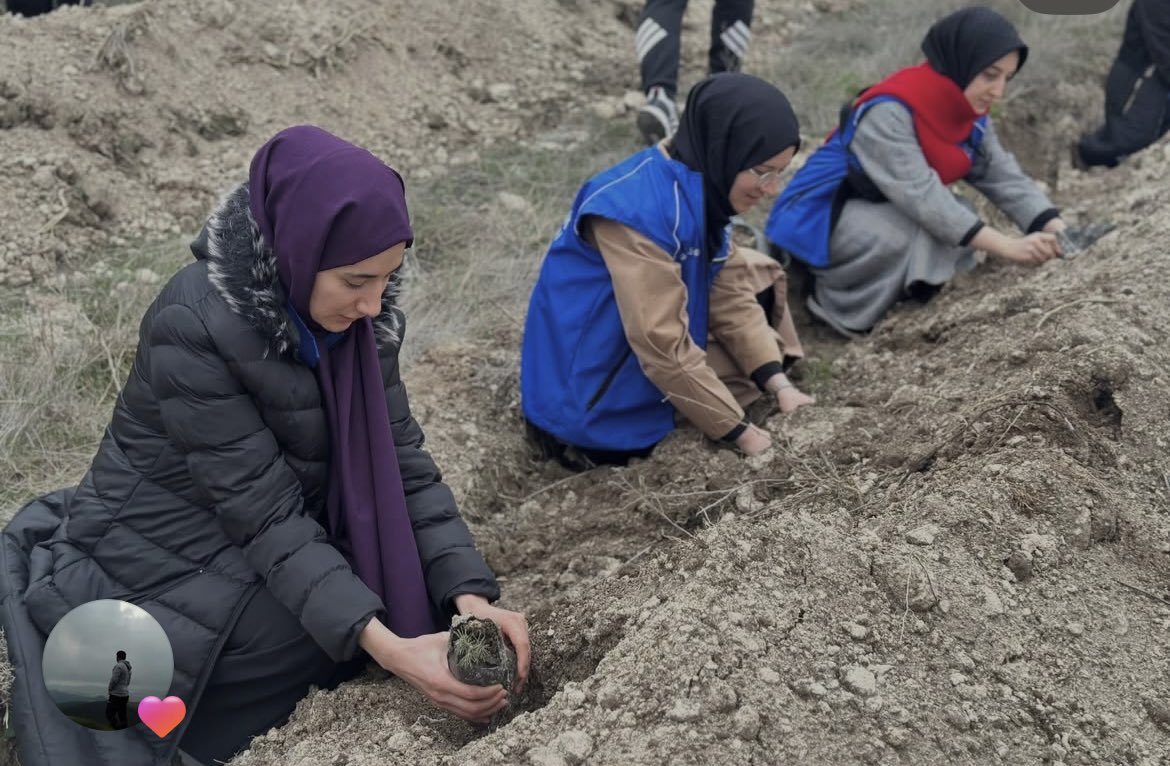 CorumGM's tweet photo. 📌🌲 21 Mart Dünya Ormancılık Günü – Yeşil Vatan İçin Hep Birlikte! 🌿

21 Mart Dünya Ormancılık Günü ve Orman Haftası dolayısıyla düzenlenen  etkinlikte, gençlerimiz ve sivil toplum kuruluşlarımızla birlikte geleceğe nefes olacak 2.000 sedir fidanını toprakla buluşturdu. 🌳 https://t.co/COMgKMYkxm