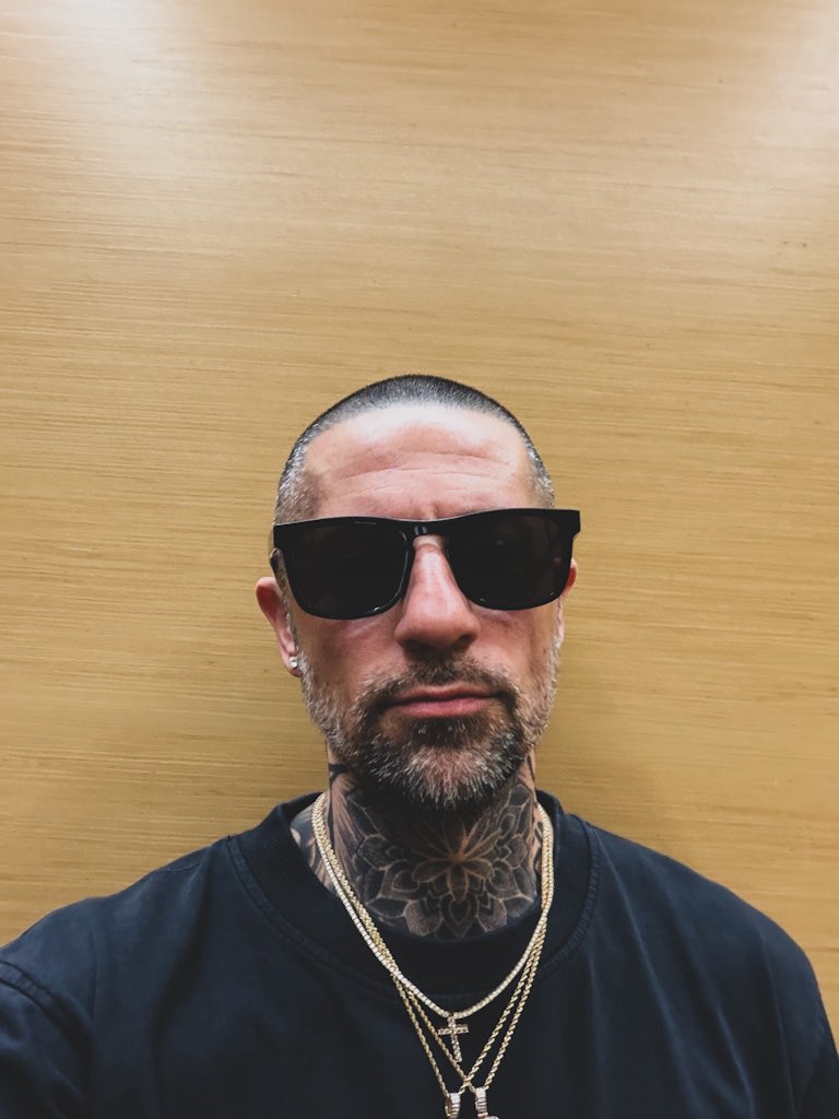 Unkonfined tweet media