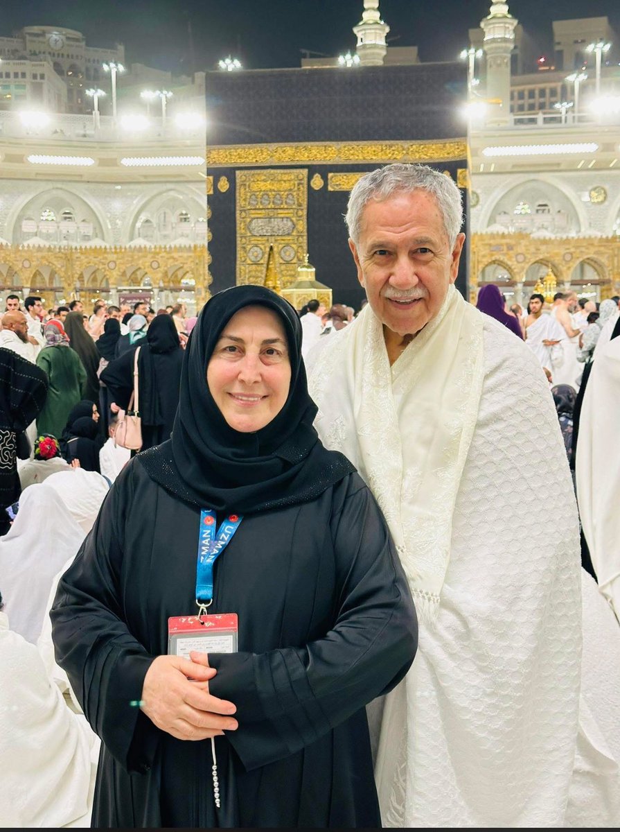 Beyaz kaba çarşafıyla ayıplarının üzerini örtmeye çalışıyorlar. Bir zamanlar elini öpüp sofrasında yemek yediği 80 yaşındaki hasta tutsak Melek İpek ve onun gibi binlerce kadının,binlerce çocuğun ahını affedecek bir merci var mı? Din tüccarlarını ne yer,ne gök,ne de tarih affeder