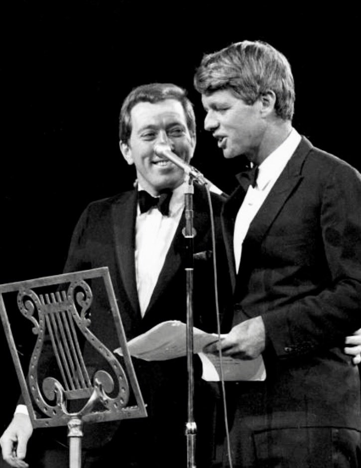 RFK waist grabber tweet media