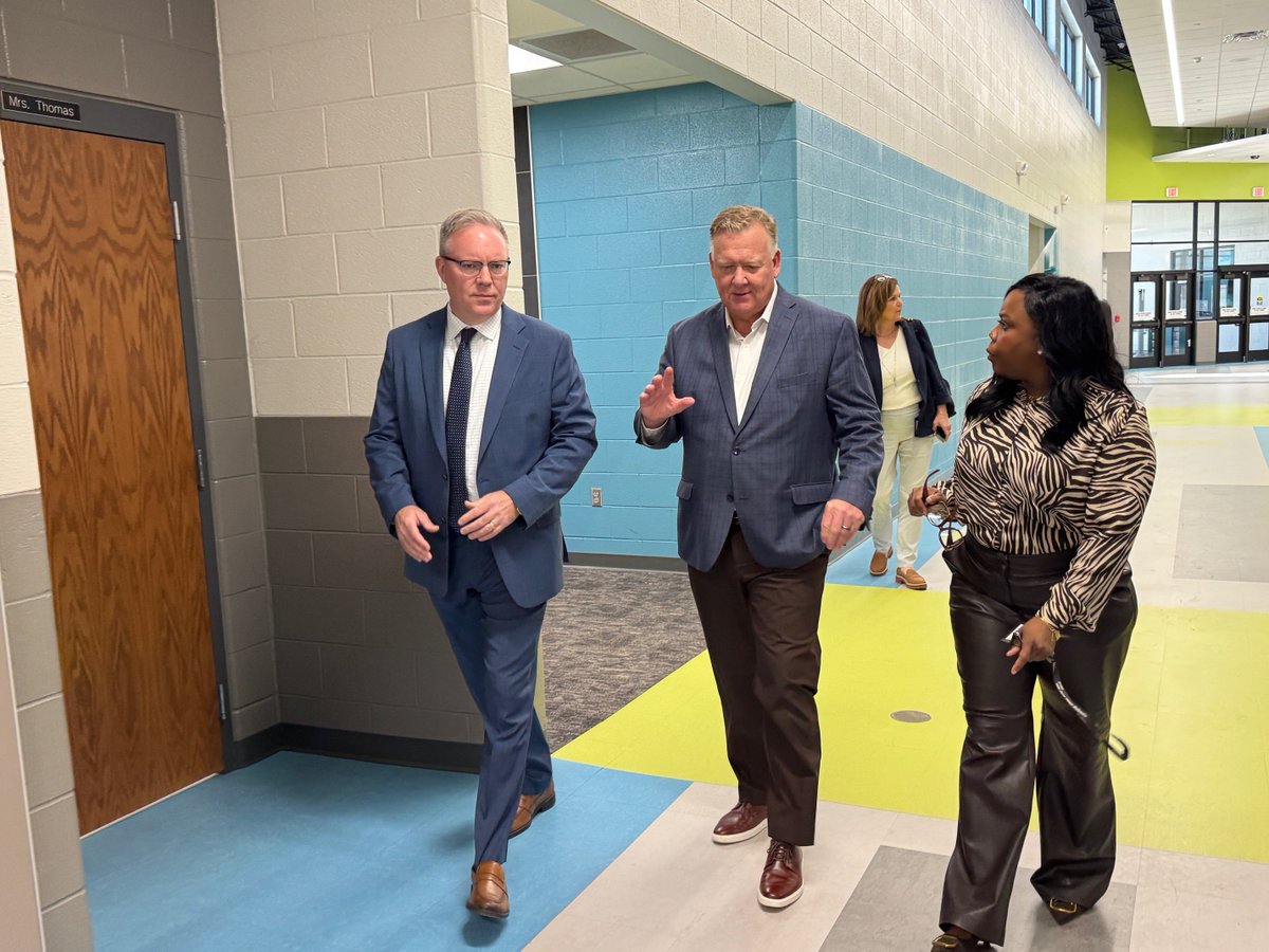 FWCommSchools's tweet photo. Indiana's Assistant Secretary of Education, Paul Ketcham, stopped by &amp; we were excited to show him #LevanScott Academy &amp; #AmpLab. He was impressed by our innovative approach &amp; the personal connections our staff builds with students. #ItStartsWithYourSchools #SchoolsOfSuccess https://t.co/hFZmM1uAwG