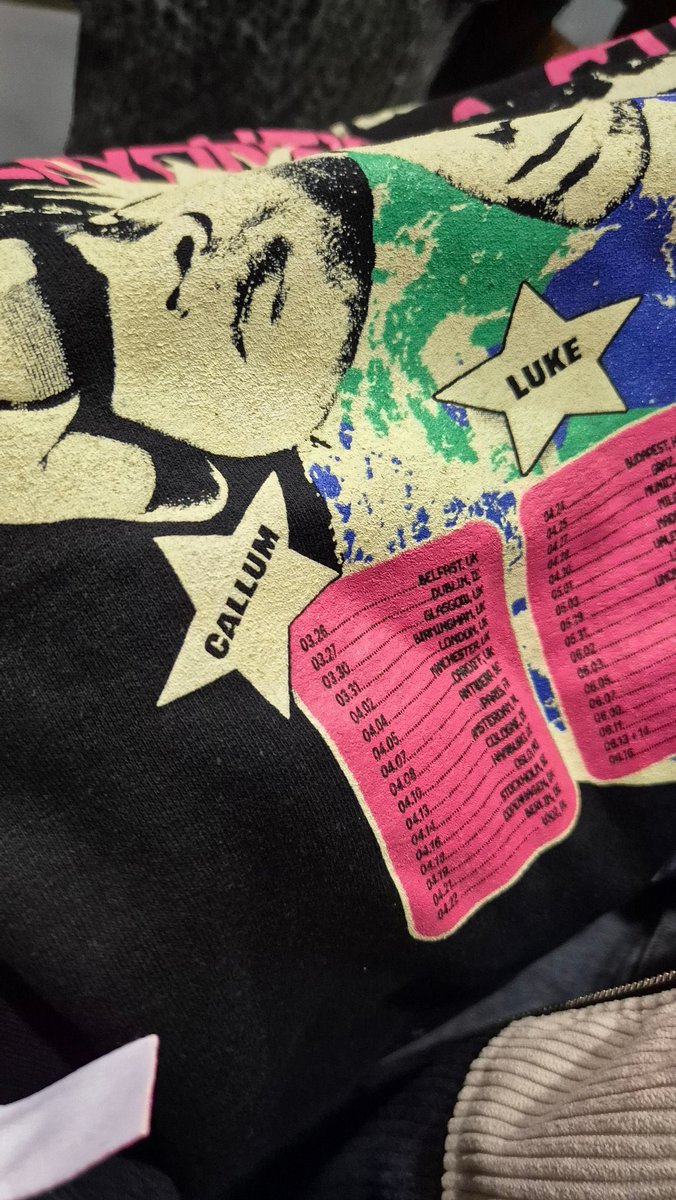 CALMDAlLY's tweet photo. They’ve misspelled Calum’s name on the hoodie…

via @polarized_hes 

#EASWorldTour #BelfastisaSTAR https://t.co/uh8cVkKI2Q