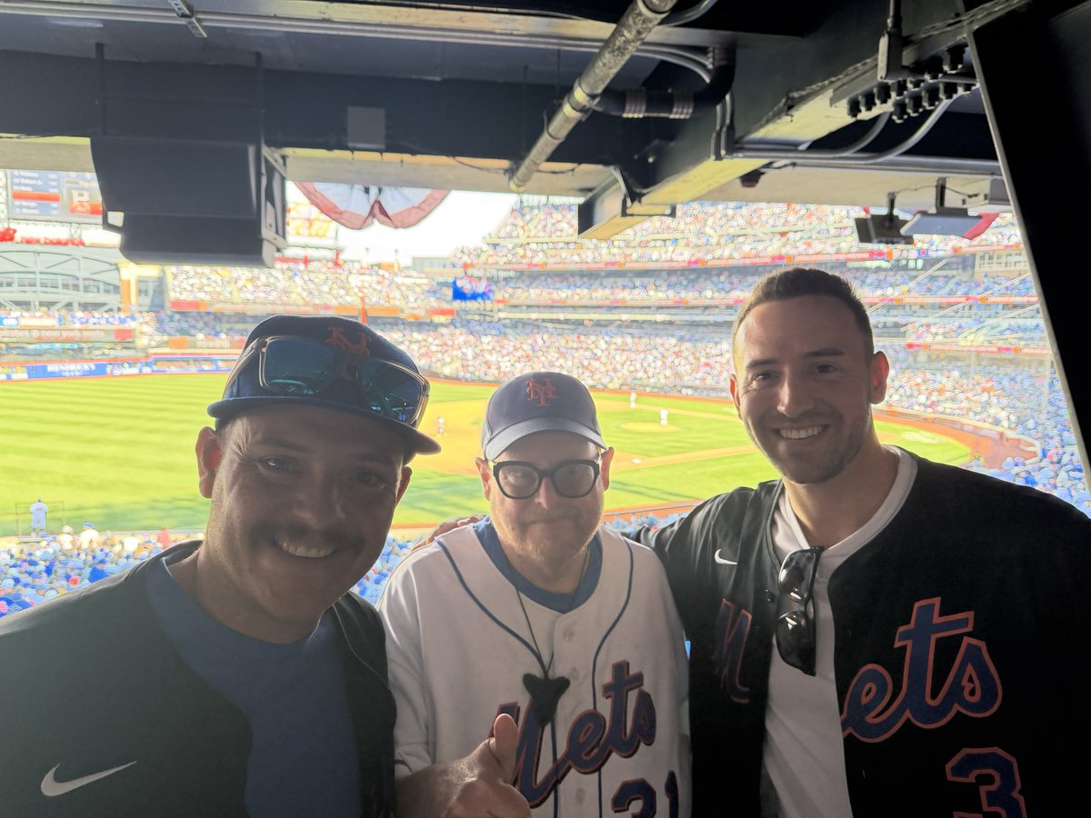 MattPiperJenks's tweet photo. Frank with the Benge Brudders ❤️ https://t.co/DtC7t64gPD
