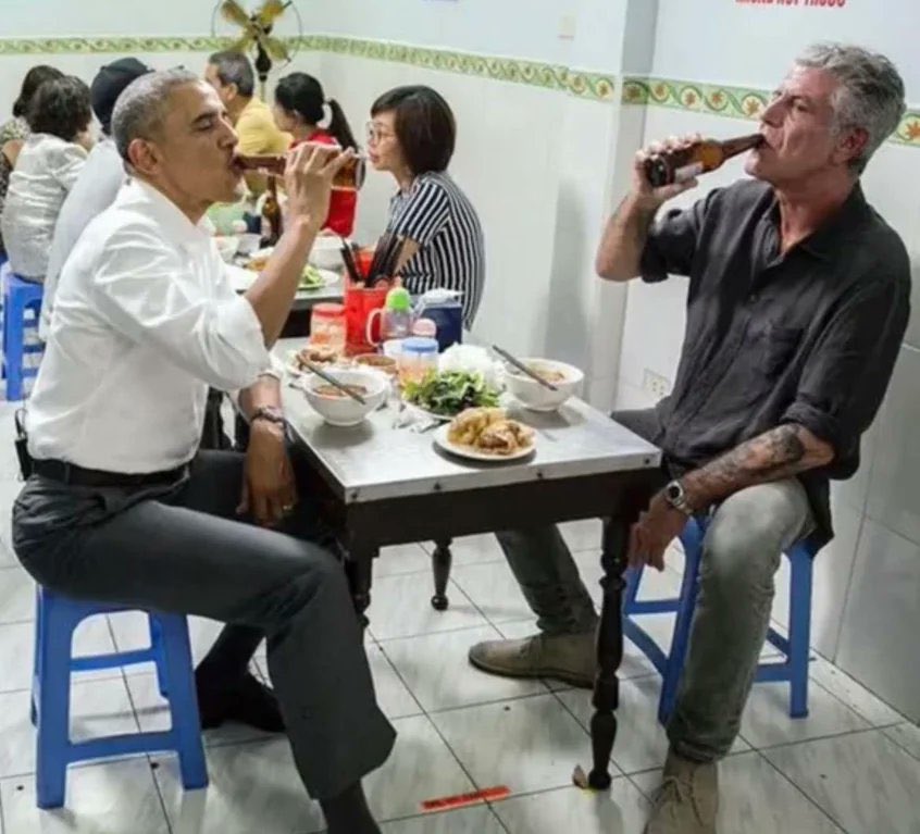 CatsandDogsmem's tweet photo. @InternetH0F The restaurant where Anthony Bourdain and Barack Obama ate dinner encased their table in glass (2016) https://t.co/4GhilSri19