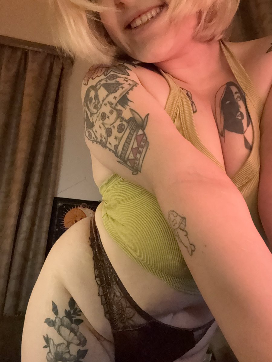 DaisyGoatMC's tweet photo. Lets go lesbians!! Im online 🍌 https://t.co/jyYx1jFh1B