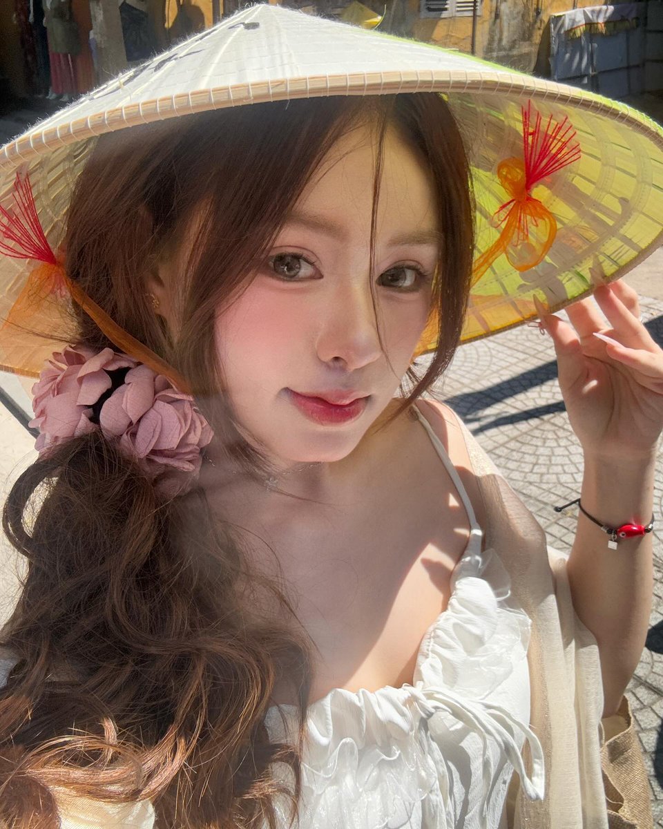 pink.is.il tweet media